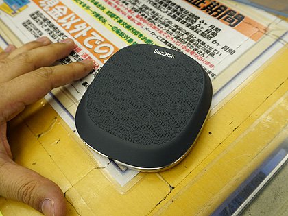 自動バックアップもできるiPhone用充電器「iXPAND BASE」が入荷