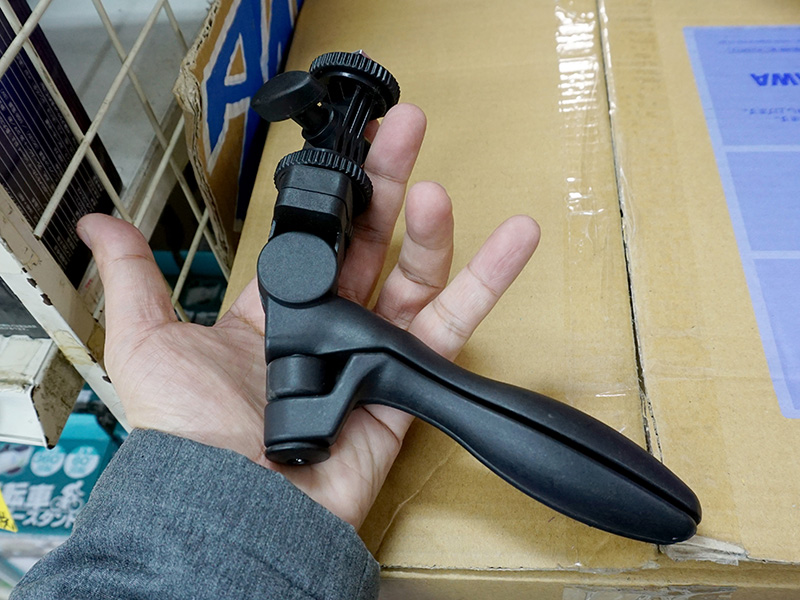 付属のスタンド。手持ちの部分を展開すると三脚にもなる