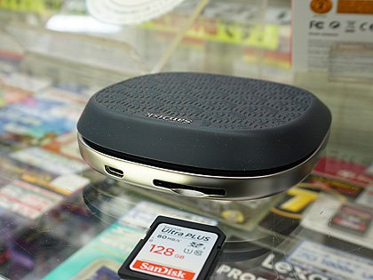 バックアップもできるiPhone用充電アダプタ「iXPAND BASE」の128GB版が