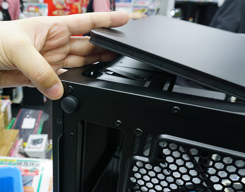 背面のボタンを押すと天板が外せる