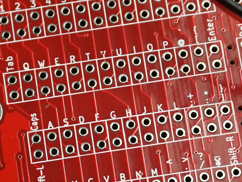 基板には109日本語キーボードの配列がパターンで用意されている