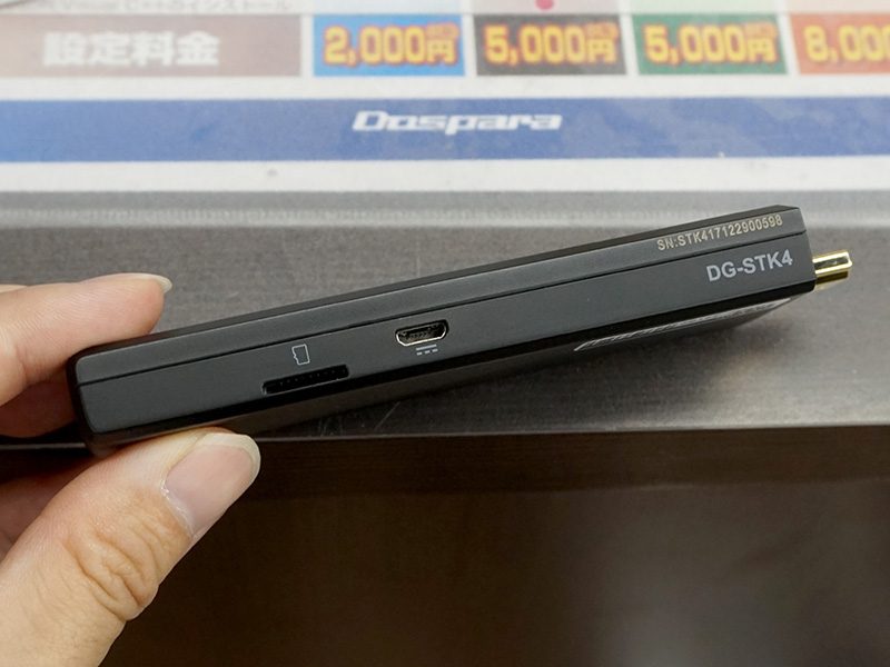 もう片側には給電用のmicroUSBやカードリーダーを備える