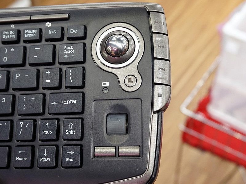 トラックボールやスクロールホイールを搭載