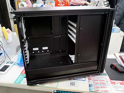 Fractal Designの新PCケース「Define R6」が販売開始、強化