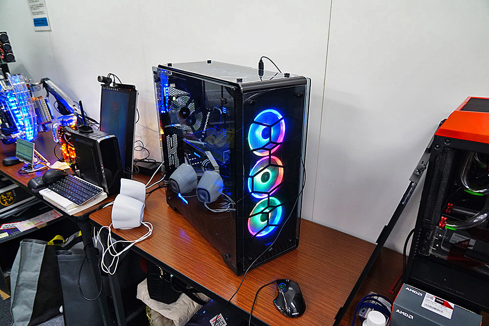 映像投影できるMOD PCの時と同じく、制作したのはN's氏。使用PCパーツはCorsair製で固められていた。