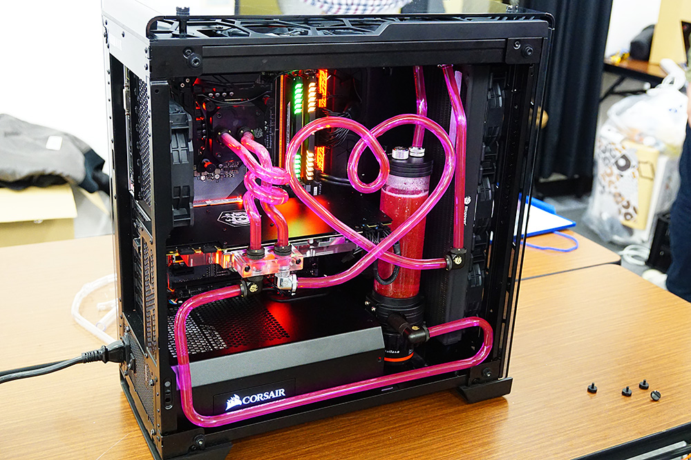 門馬ファビオ氏のチームが完成させた水冷PC。遊び心あふれる一台。