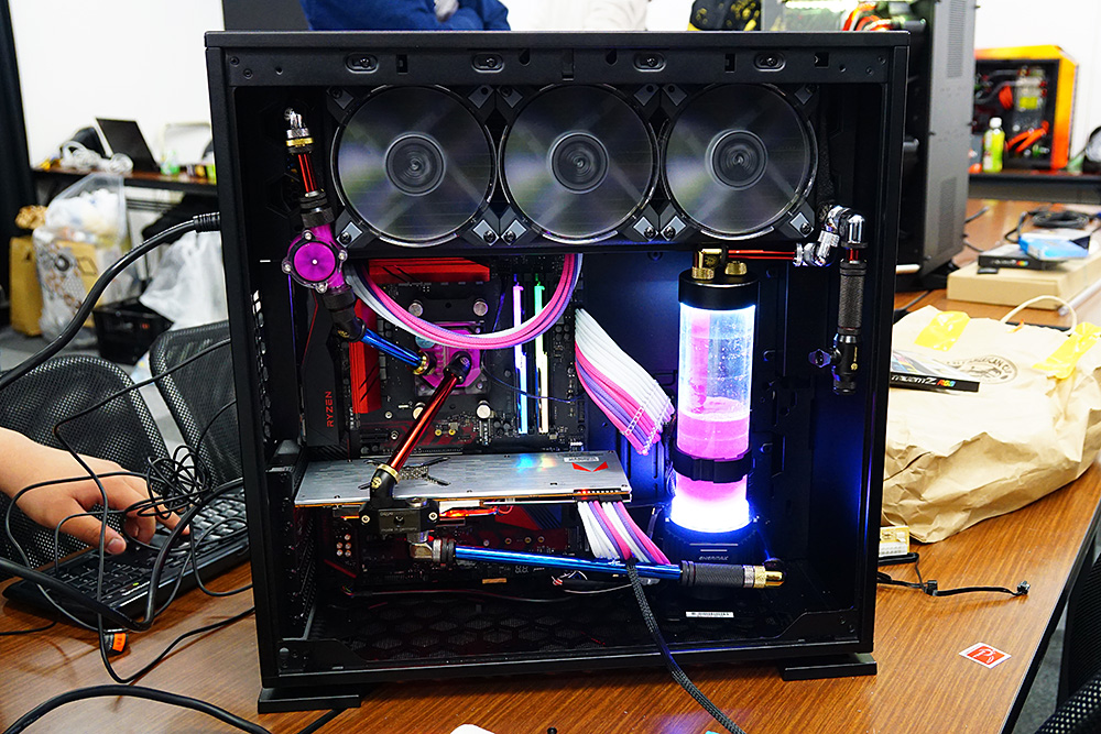 関口徹氏のチームが完成させた水冷PC。金属製パイプを用いた珍しい一台。