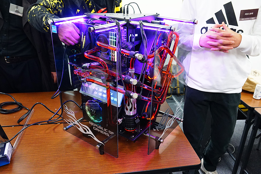N's氏のチームが完成させた水冷PC。ラジエーターの搭載向きなどにも凝った個性的な一台。
