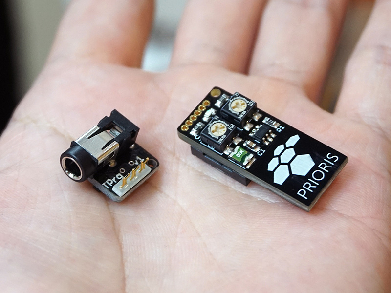 BEEP on USB Writer(写真左)とBEEP on USB(写真右)