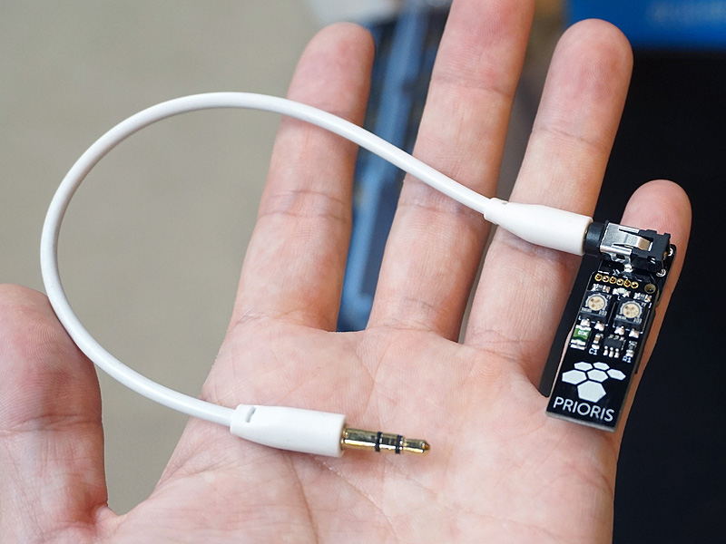 PCなどとは3.5mmステレオミニプラグケーブルで接続する