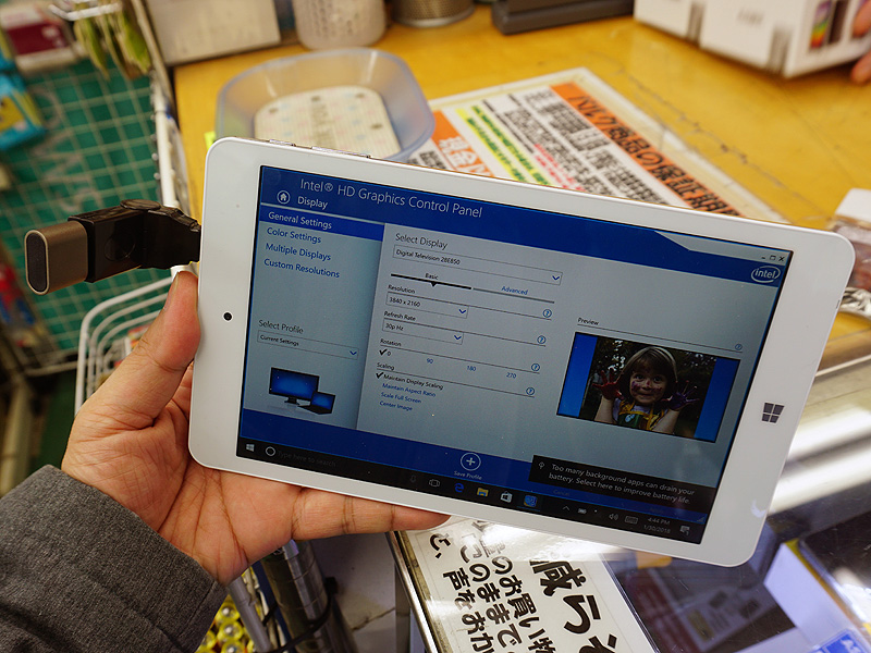 Windows搭載のタブレットに接続した様子