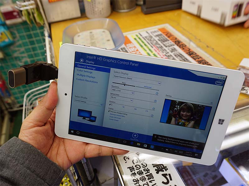 設定画面の様子。なお、リフレッシュレートが30Hzになっているが、これは「タブレットの内蔵ビデオ機能が30Hzまでしか対応していないため」(ショップ)とのこと