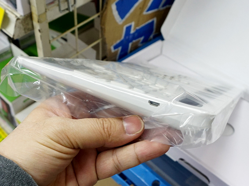 側面には充電用のmicroUSB