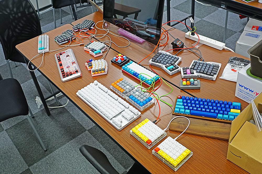 加藤氏の自作キーボードコレクション、一般的な市販品では不可能なレベルで仕様などにこだわれる点が特徴だ。