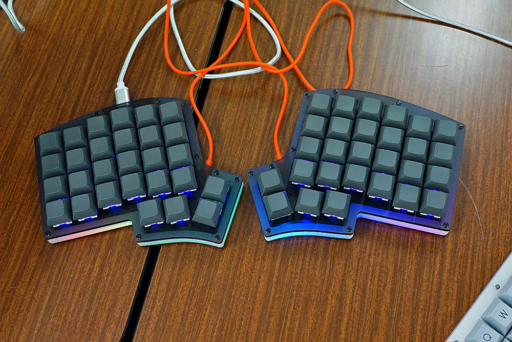 黒×すみれ色LEDのクールな一台。