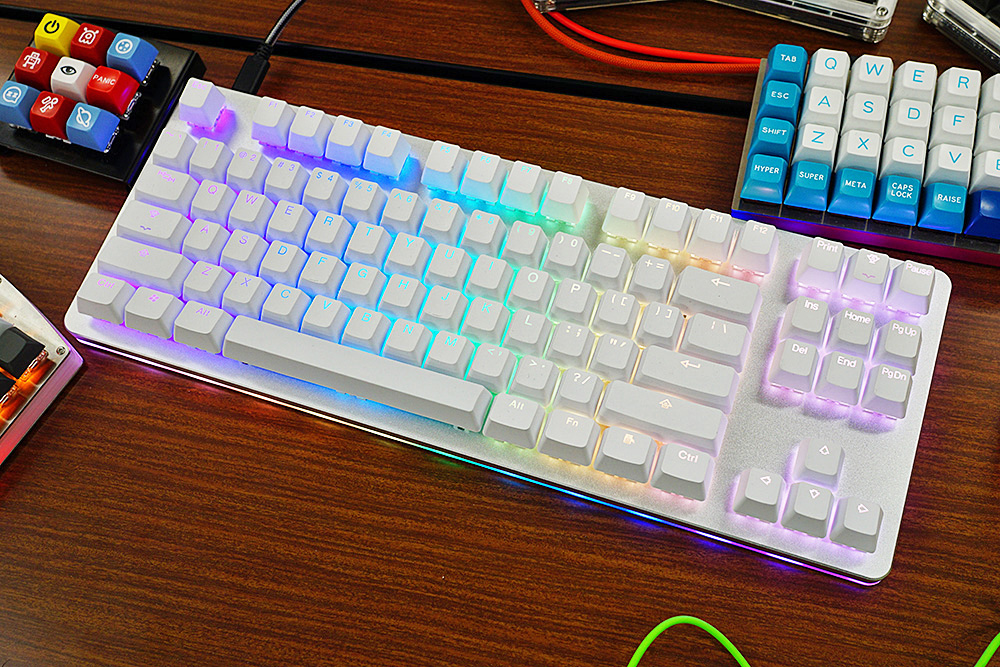 ホワイトにRGB LEDを合わせた非常に美しいコンパクトキーボード。
