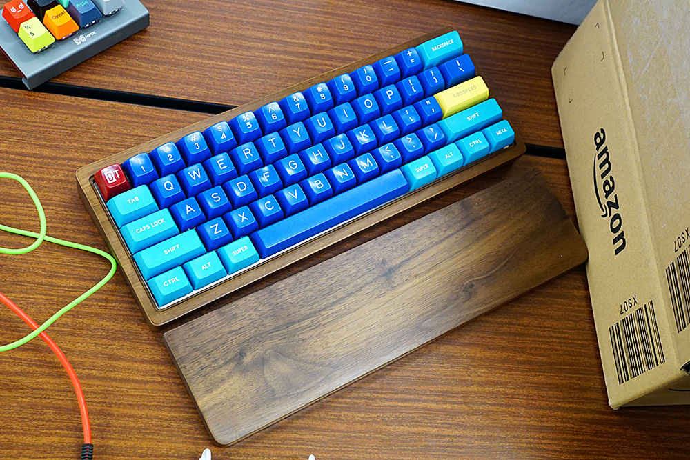 木製フレームを使用したモデル。