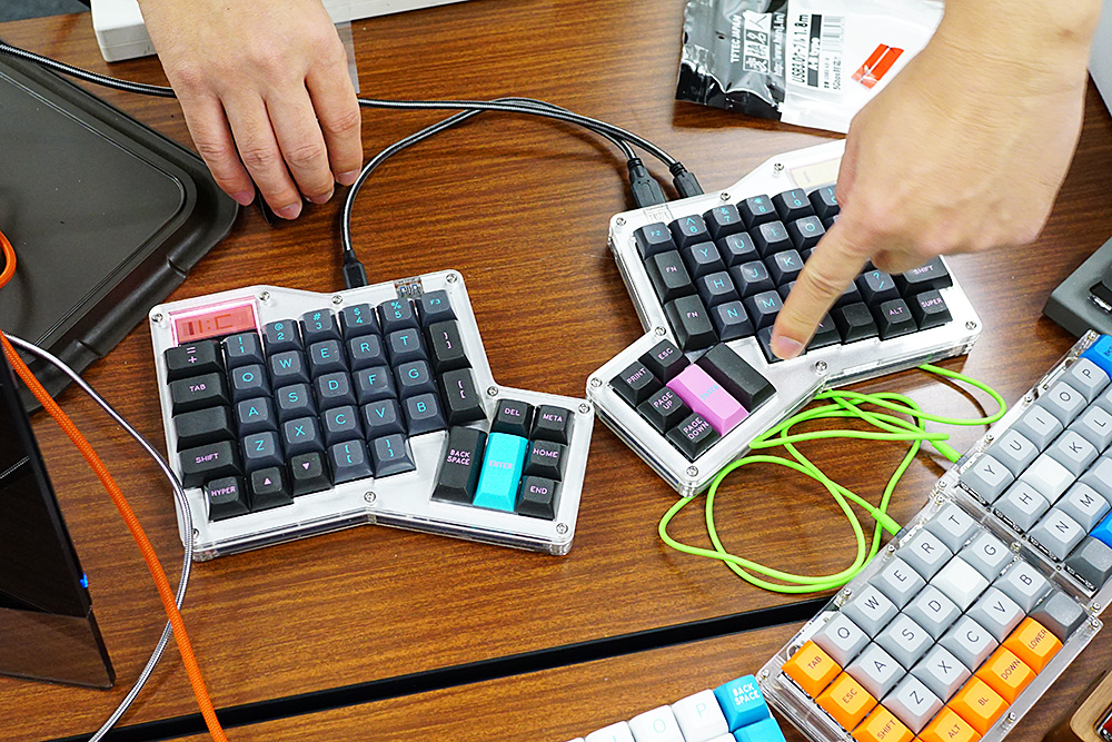 キーボード設定などを確認できるLCD搭載タイプ。