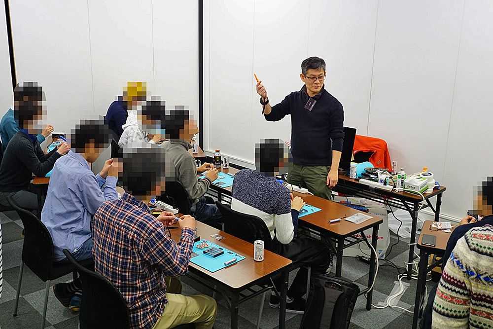 加藤氏が講師を務め、まさに教室といった感じで進行していった。