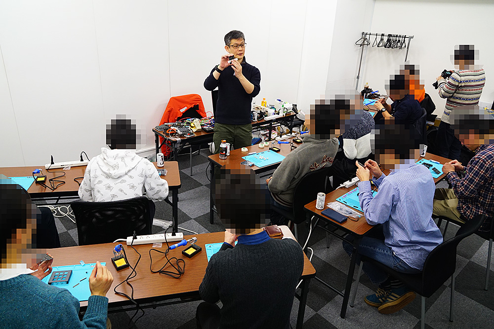 加藤氏が講師を務め、まさに教室といった感じで進行していった。