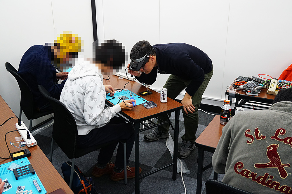 制作は全員同じペースで進行。難しい部分などは加藤氏がその都度確認し、上手くいかない場合は助っ人に入っていた。