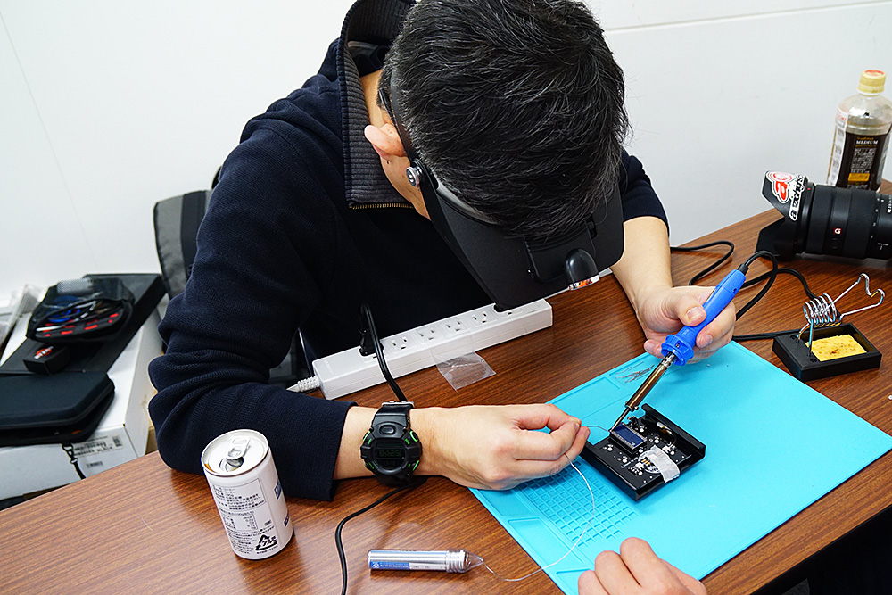 制作は全員同じペースで進行。難しい部分などは加藤氏がその都度確認し、上手くいかない場合は助っ人に入っていた。