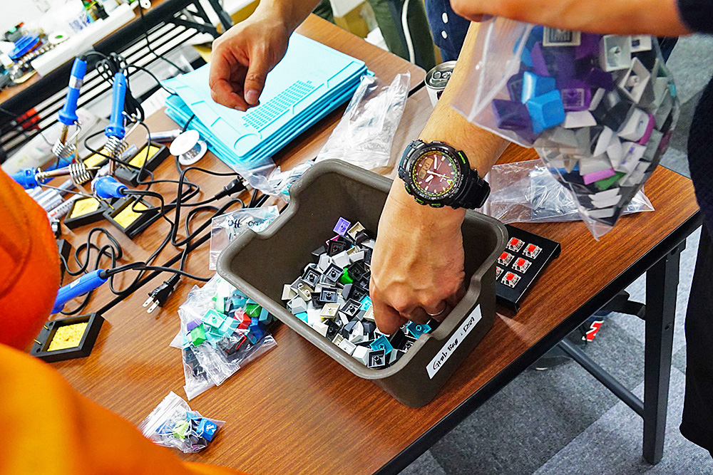 加藤氏が持ち込んだキーキャップから好みのものを選択。