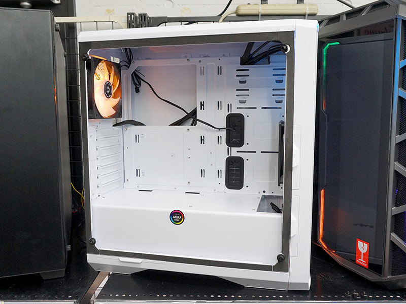 下方に電源カバーを備える