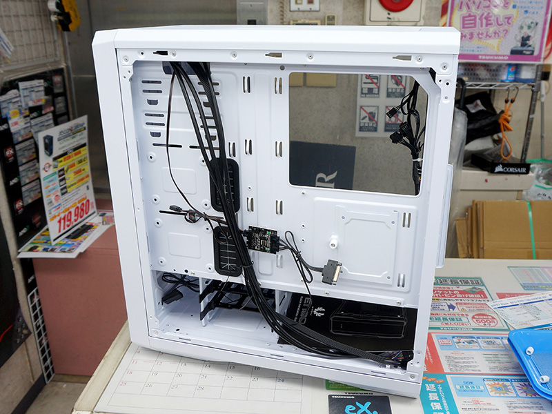 右サイド。裏配線スペースのほか、LEDコントローラを搭載