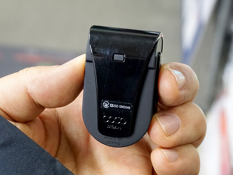 背面にはクリップを装備