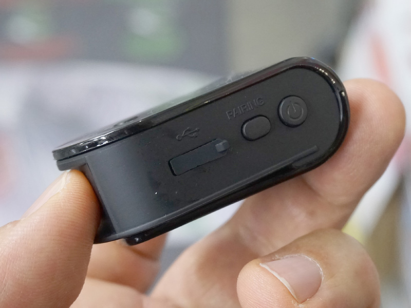 ペアリングボタンや充電ポート