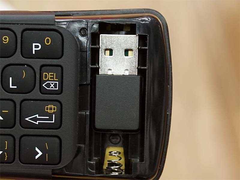 USBレシーバーはキーボード側に収納可能(ただし収納時は電池を抜く必要あり)
