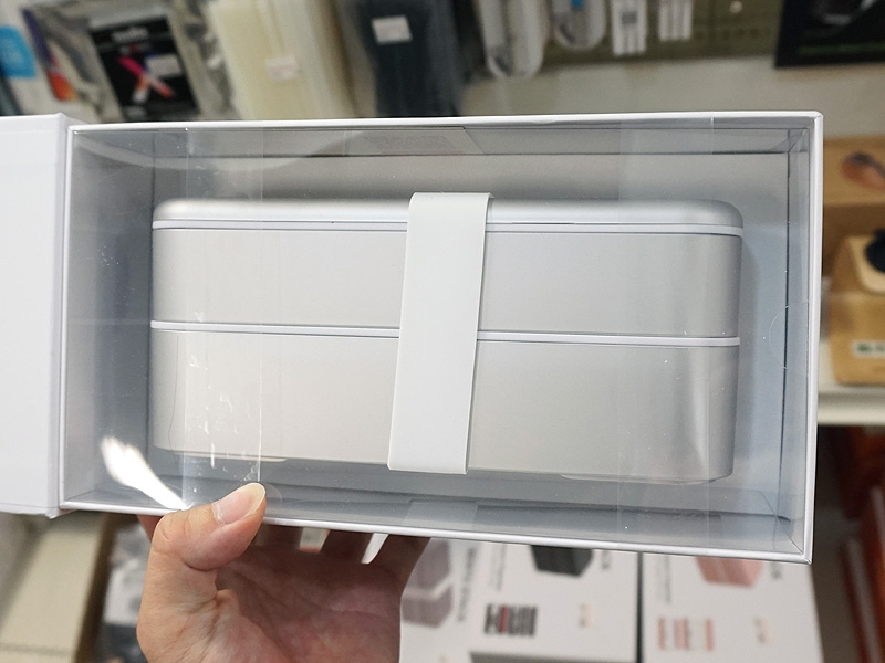 2段式の弁当箱のような見た目をしている