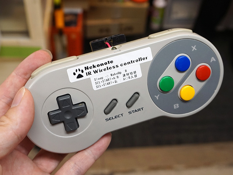 スーパーファミコンコントローラーに内蔵した様子