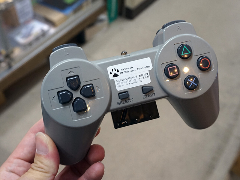 PlayStationコントローラーに内蔵した様子