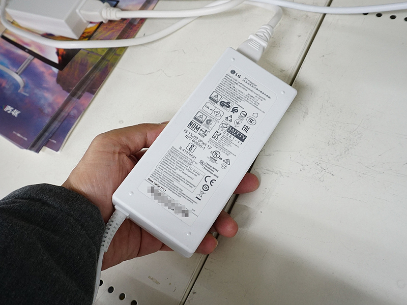 付属のACアダプタ