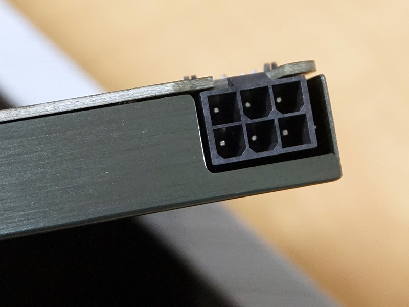 電源コネクタはビデオカード用の6ピンタイプ