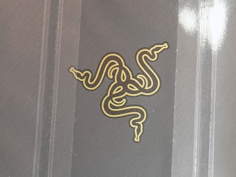 Razerロゴが金色に縁取られている