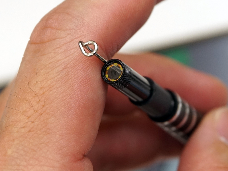 先端にマイクロスコープ、ピック、LEDライトを搭載