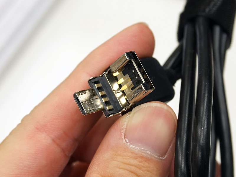 Micro USBコネクタを搭載