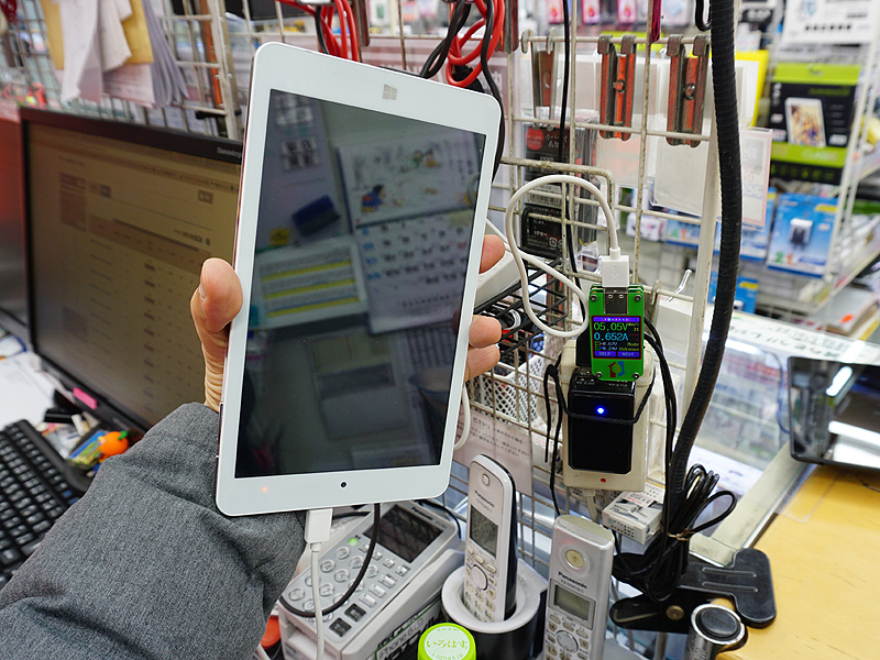 今回のデモ環境(白いタブレットを充電中)