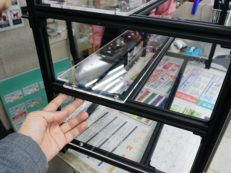 アルミフレームとアクリルパネルで構成されている