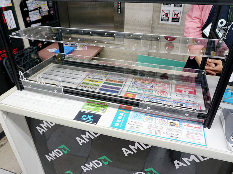 電源の固定パネル。4台分の設置スペースがある