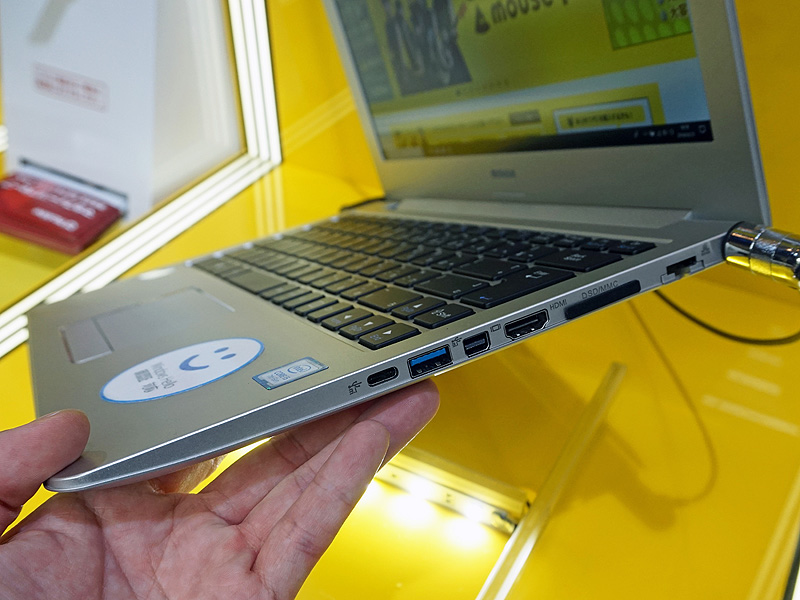本体右側面