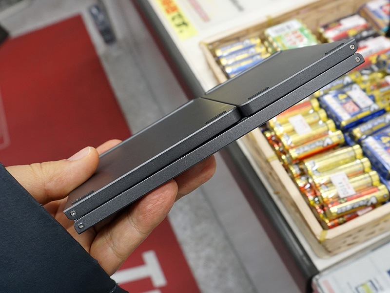 折り畳むとコンパクトになる