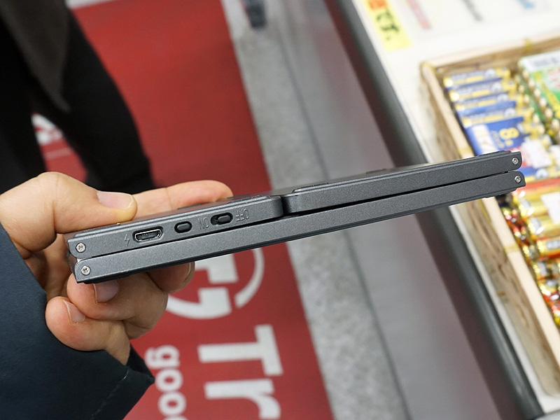 側面に電源ON/OFFスイッチや充電用のMicro USBコネクタを搭載