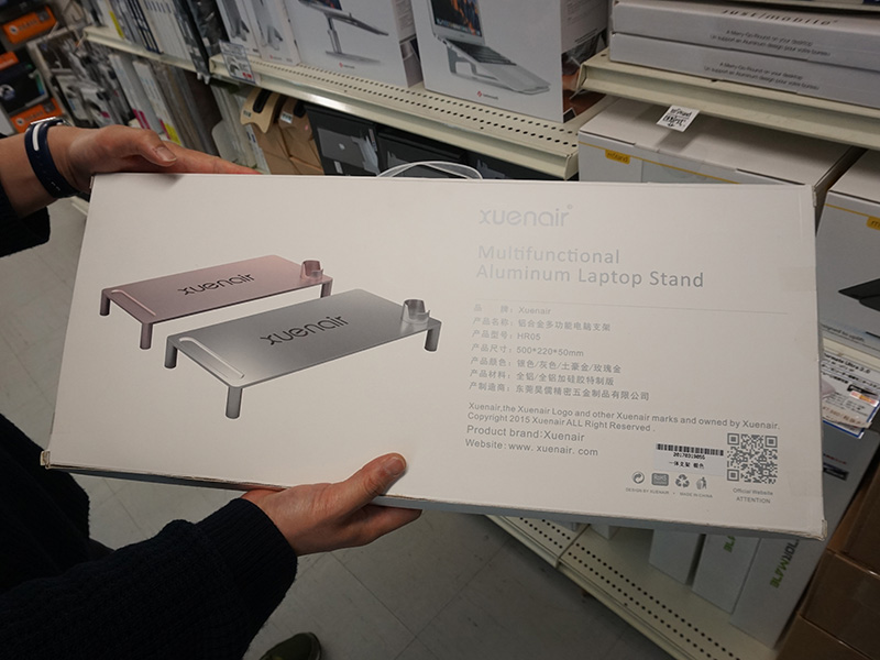 天板にはペンを置ける凹みを備える