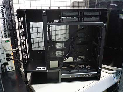 USB 3.1 Gen2対応のフルタワーケース「909C」が発売、強化ガラス採用