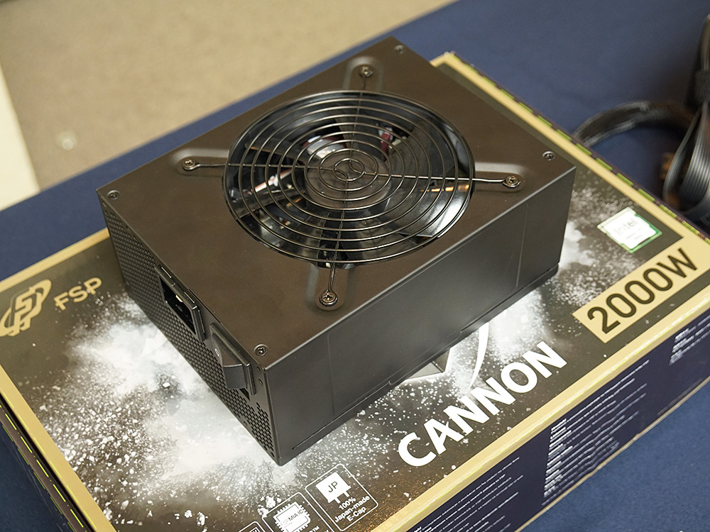 参考展示されていた容量2,000W/200V対応の「CANNON」。マイニング向けモデルで多数のPCIe用電源コネクタを備え、12V出力は最大166.6A(1系統出力モデル)。