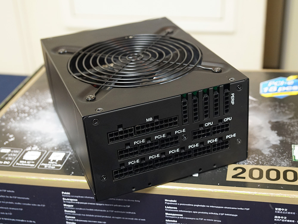 参考展示されていた容量2,000W/200V対応の「CANNON」。マイニング向けモデルで多数のPCIe用電源コネクタを備え、12V出力は最大166.6A(1系統出力モデル)。